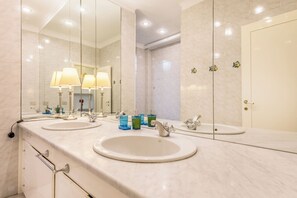 Douche, séchoir à cheveux, bidet, serviettes fournies