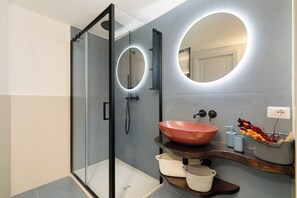 Shower, jetted bath, hair dryer, bidet - Elegant Apartment Minelli Navona by Ghor (Rome)
