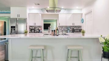 KĂŒhlschrank, Mikrowelle, Ofen, Herdplatte