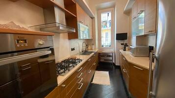 Frigorifero, microonde, piano cottura, lavastoviglie