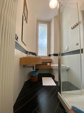 Douche, sèche-cheveux, bidet, serviettes fournies