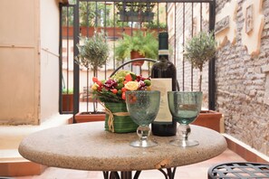 Outdoor dining - Domus Minelli Navona by Ghor (Rome)