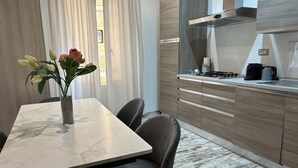 Coffee/tea maker, fridge, microwave, stovetop