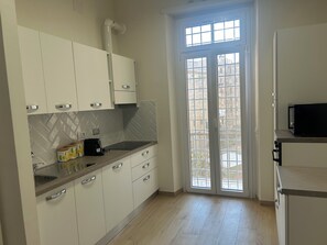 Refrigerador, microondas, placa de cocina, lavavajillas