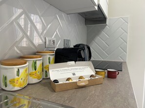 Kühlschrank, Mikrowelle, Herdplatte, Geschirrspüler