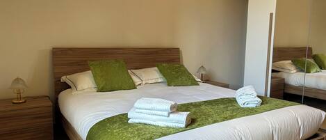 1 室のベッドルーム、アイロン / アイロン台、WiFi (無料)、ベッドシーツ