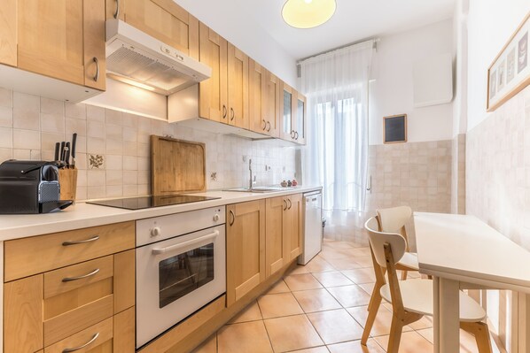 Fridge, microwave, stovetop, dishwasher