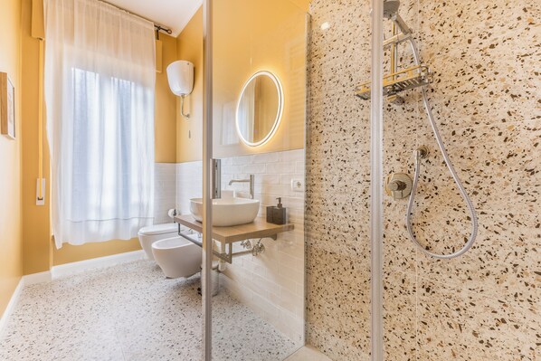 Regadera, secadora de cabello, bidet, toallas 
