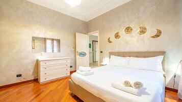 1 habitación, tabla de planchar con plancha, wifi gratis y ropa de cama