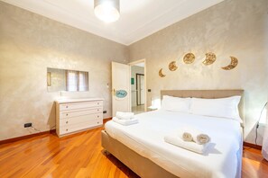 Un dormitorio con cama, cómoda y espejo.