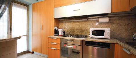 Réfrigérateur, micro-ondes, plaque de cuisson, cafetière/bouilloire