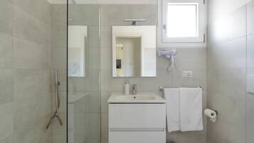 Dusche, Haartrockner, Bidet, Handtücher