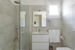Douche, sèche-cheveux, bidet, serviettes fournies