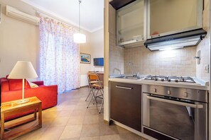 Fridge, oven, stovetop, coffee/tea maker