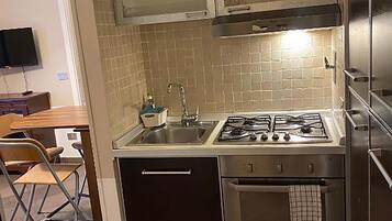 KĂŒhlschrank, Ofen, Herdplatte, Wasserkocher mit Kaffee-/Teezubehör