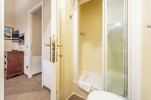 Douche, sèche-cheveux, bidet, serviettes fournies