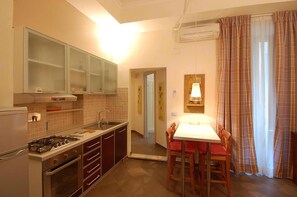 Fridge, oven, stovetop, coffee/tea maker