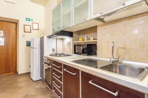 Fridge, oven, stovetop, coffee/tea maker - 3 House - 5B by Ghor (Rome)