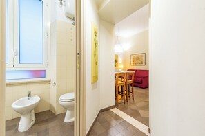 Douche, séchoir à cheveux, bidet, serviettes fournies