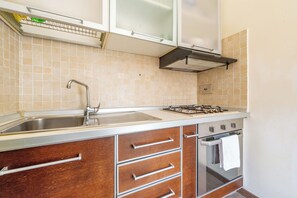 Fridge, oven, stovetop, coffee/tea maker - 3 House - 5A by Ghor (Rome)