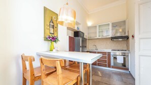 Coffee/tea maker, fridge, oven, stovetop - 3 House - appartamento bilocale -  by Ghor (Rome)
