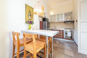 Fridge, oven, stovetop, coffee/tea maker
