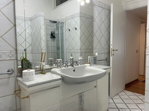 Douche, sèche-cheveux, bidet, serviettes fournies