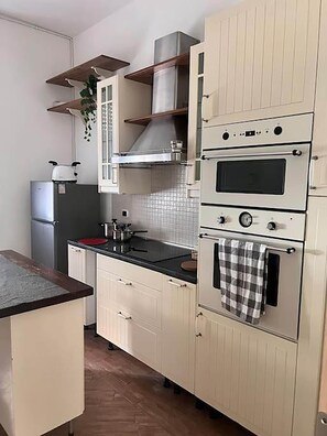 Fridge, microwave, oven, stovetop