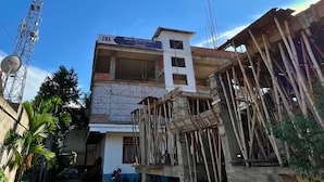 Un edificio de varios pisos con un letrero que indica B&B Residency.