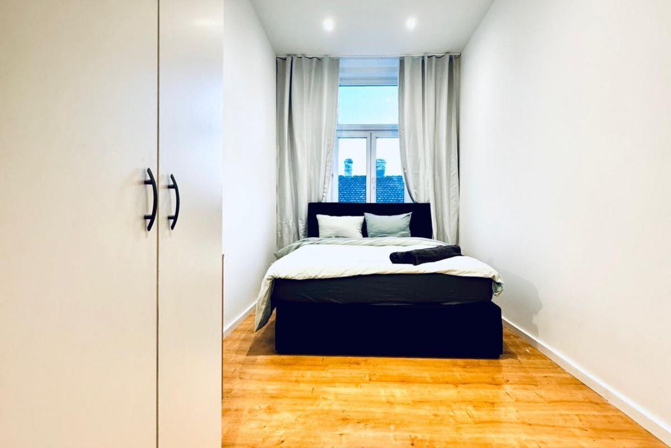 1 dormitorio, tabla de planchar con plancha, ropa de cama