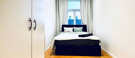 1 chambre, fer et planche à repasser, draps fournis