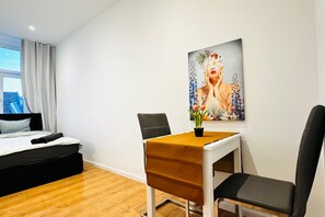 1 chambre, fer et planche à repasser, draps fournis