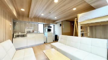 Apartamento família, para não fumantes, cozinha | Roupas de cama premium, camas com colchões pillow-top, escrivaninha