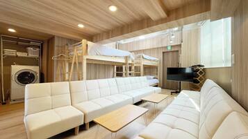 Family Apartment, Non Smoking, Kitchen | Premium bedding, pillowtop beds, desk, laptop workspace