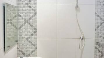 Kamar Double Deluks | Kamar mandi | Shower, handuk, sabun, dan sampo