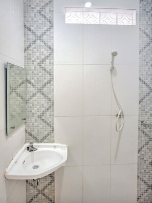 Deluxe Double Room | Bathroom | Shower, towels, soap, shampoo