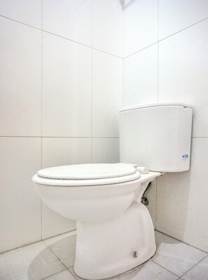 Standard Double Room | Bathroom | Shower, towels, soap, shampoo - Hotel O Medan near Sun Plaza formerly Medan Baru House (Medan)