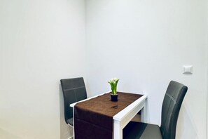 Dining - Room for 2 in a 4BR Apt; Near Kaufpark Alterlaa (Vienna)