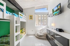 3 bedrooms, iron/ironing board, free WiFi, bed sheets