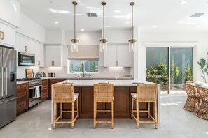 ثلاجة، ميكروويف، فرن، موقد طهي مسطح