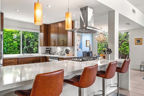 ثلاجة، ميكروويف، فرن، موقد طهي مسطح