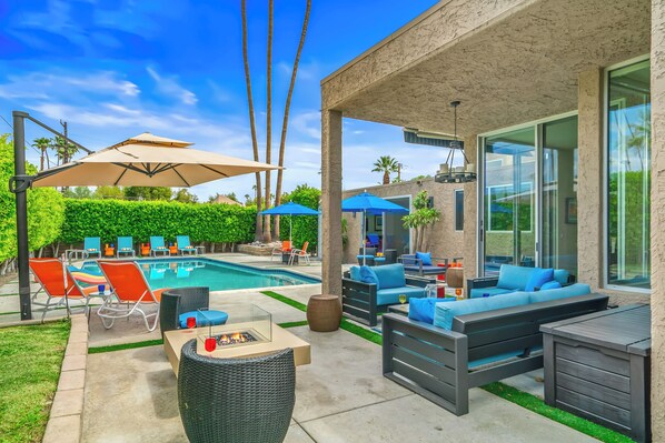 Pool - Suntan Palms - Bold Design, Poolside Fun, Spa, Fire Pit & Views (Palm Springs)
