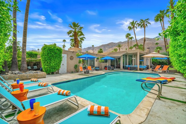 Pool - Suntan Palms - Bold Design, Poolside Fun, Spa, Fire Pit & Views (Palm Springs)