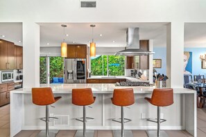Fridge, microwave, oven, stovetop - Suntan Palms - Bold Design, Poolside Fun, Spa, Fire Pit & Views (Palm Springs)