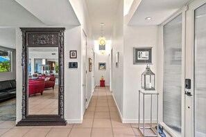 المنشأة من الداخل