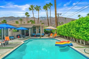 Pool - Suntan Palms - Bold Design, Poolside Fun, Spa, Fire Pit & Views (Palm Springs)