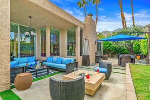 Terrace/patio - Suntan Palms - Bold Design, Poolside Fun, Spa, Fire Pit & Views (Palm Springs)