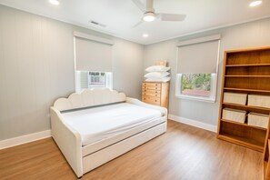 4 bedrooms, iron/ironing board, Internet, bed sheets