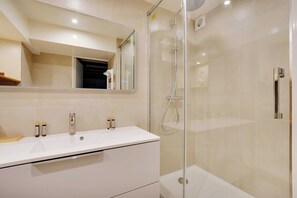 Apartment | Bathroom - Cosy Apartment - 1br/4p - Place des Victoires (Paris)