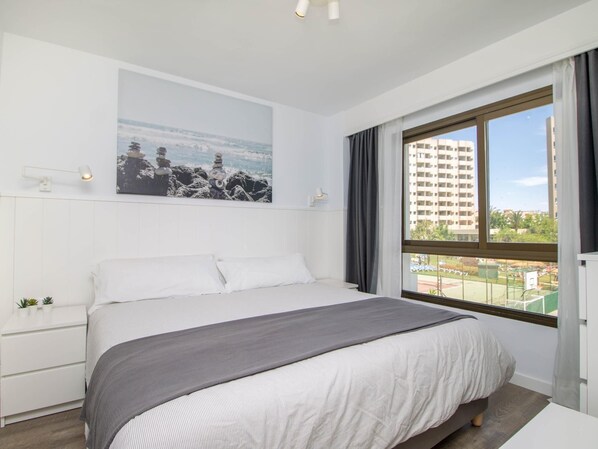 1 slaapkamer, een strijkplank/strijkijzer, wifi, beddengoed